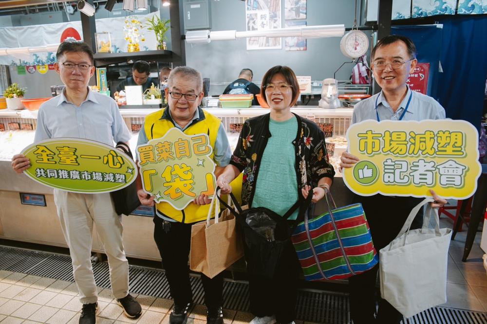 賴瑩瑩署長(右二)、臺北環保局盧世昌副局長(右一)、南門市場王銓國會長(左二)與臺北市市場處陳庭輝處長(左一)合照.jpg