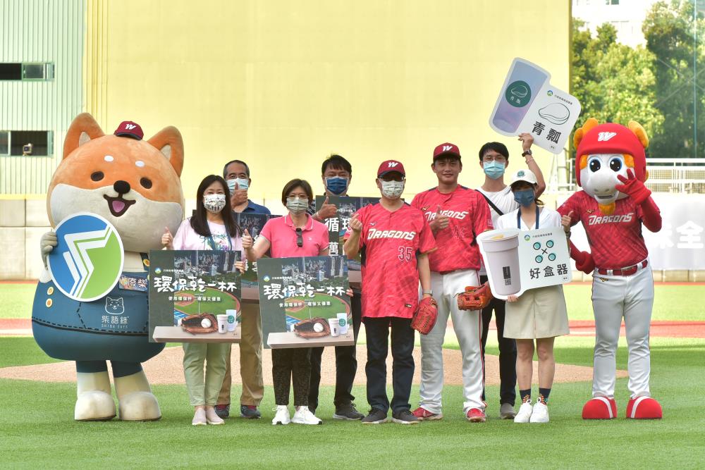 1110821新聞相片_開球大合照_沈志修副署長、味全龍、青瓢及好盒器等代表_.jpg